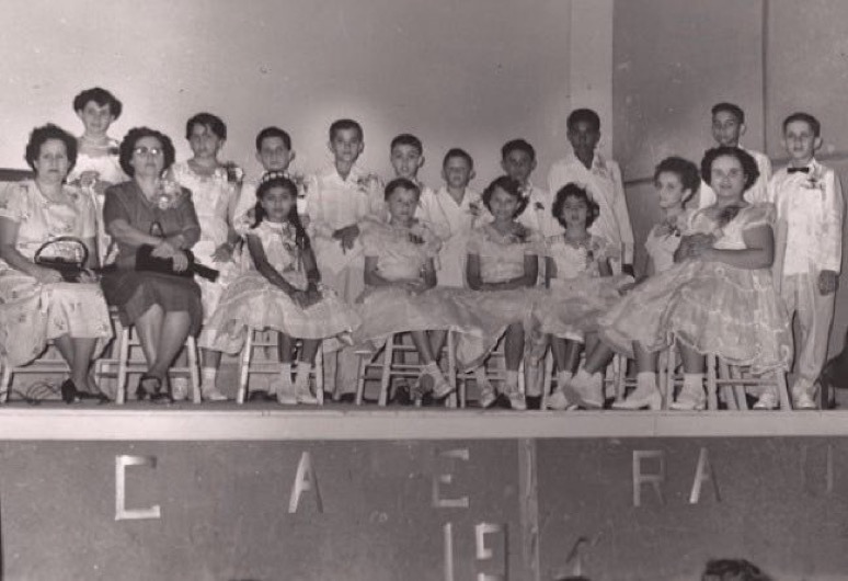 Graduandos de Escuela Muñoz Rivera Junto a la Principal Celina Rodríguez (1954)