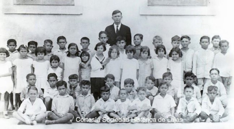 Clase de Tercer Grado Escuela Muñoz Rivera con el Maestro Arcadio Figueroa Garastazú (1930)