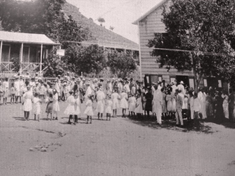 Estudiantes reciben a Don Juan Cancio y al Revdo. Harris en visita al Instituto de Artes y Oficios localizado en Palmarejo. El Instituto es el precursor de La Universidad Interamericana de San Germán.