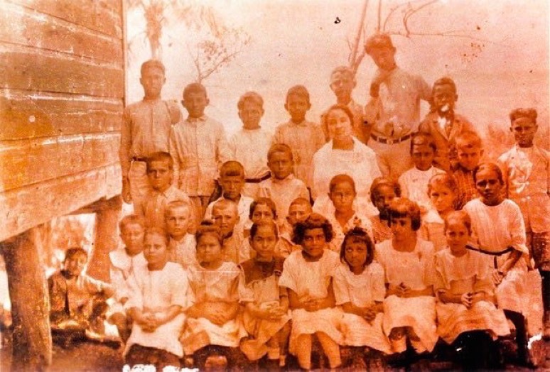 Estudiantes del Barrio Llanos-Tuna con su Maestra Matilde (Tilde) Zapata