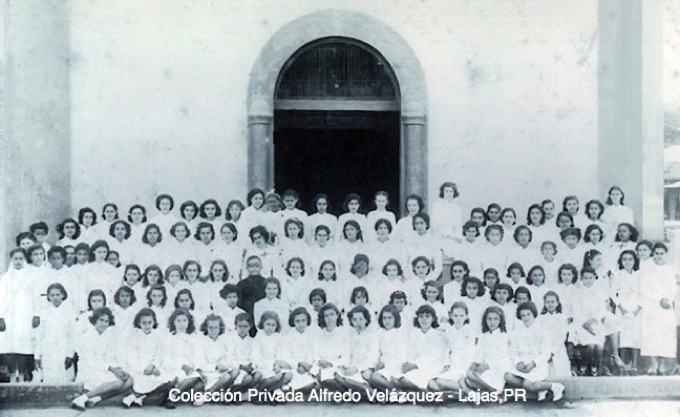 Cura Don José Torres Rodríguez e Hijas de María frente Iglesia (1938)