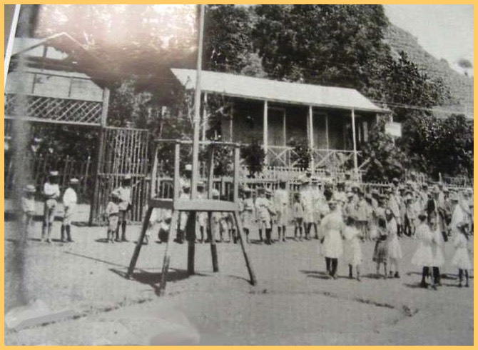 Estudiantes en espera de los señores Reverendo Harris y Juan Cancio Ortiz en los terrenos del Instituto de Agricultura, Artes, y Oficios, precursor de lo que se conoce hoy día como  la Universidad Interamericana (1910)