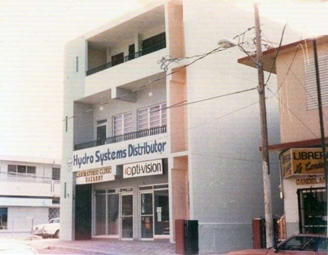 Edificio Hernán Ramírez, Primer Edificio de Tres Pisos (1990)