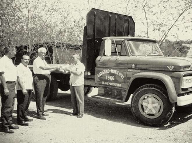 Entrega del primer Camión Municipal (1956)